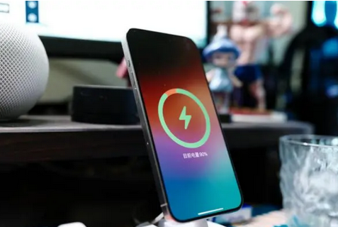 栖霞苹果15换屏服务分享用什么充电器给iPhone15充电更好 